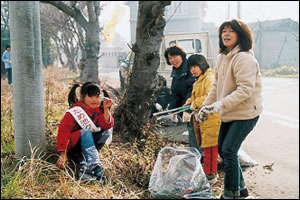 ため池や水路などを守り育てるグループをつくり、その活動の輪を広げていきましょう。