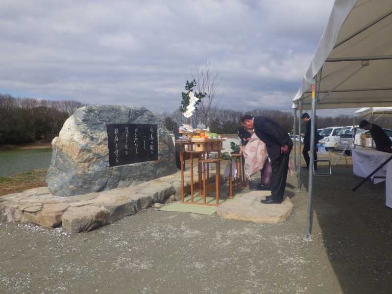 風呂ノ谷池の竣工式で、ため池コウノトリ看板もお披露目されました