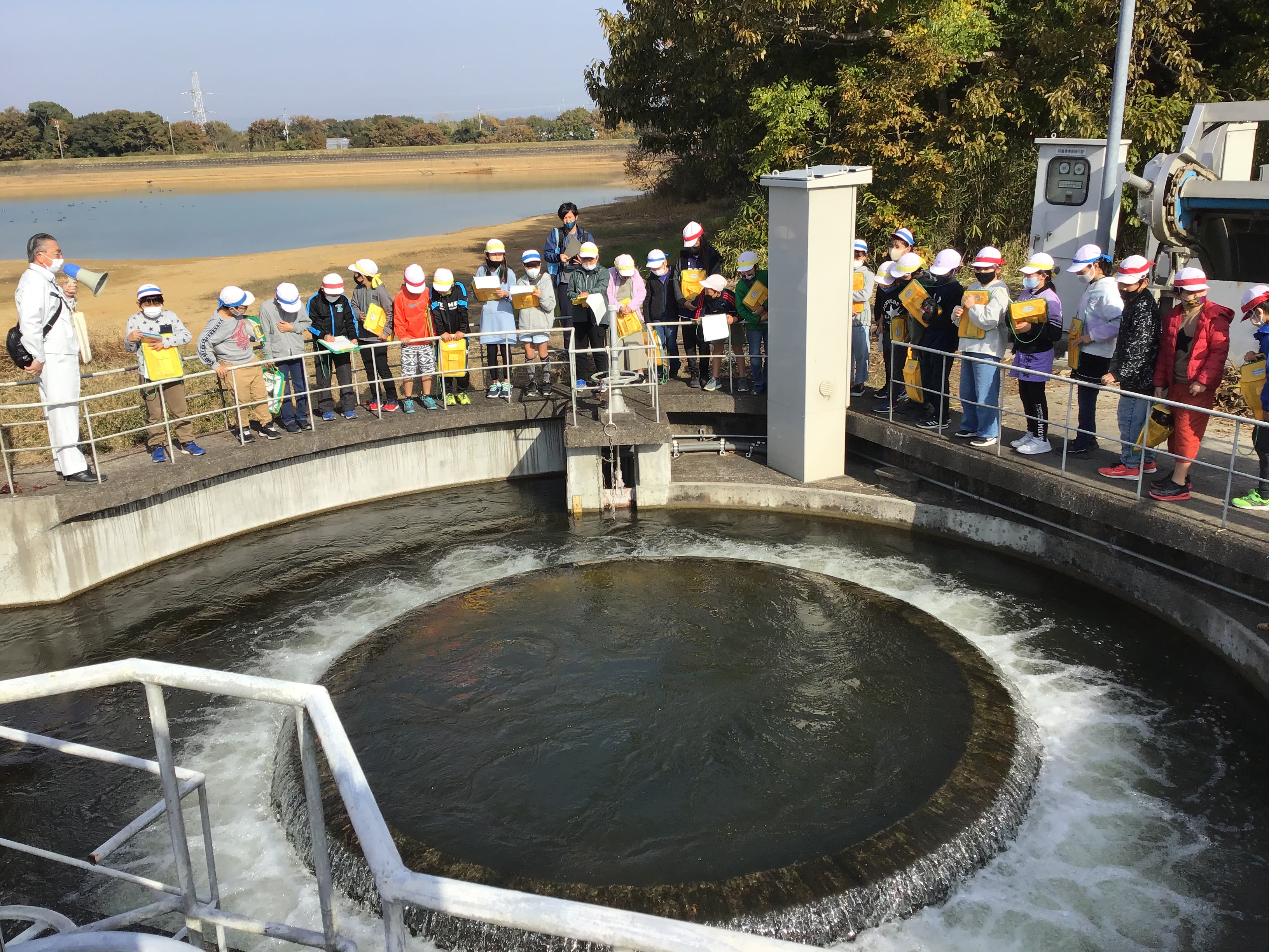 明るい日差しを浴びて紅葉の中、❝命の水を求めて❞　明石市立清水小学校疏水学習