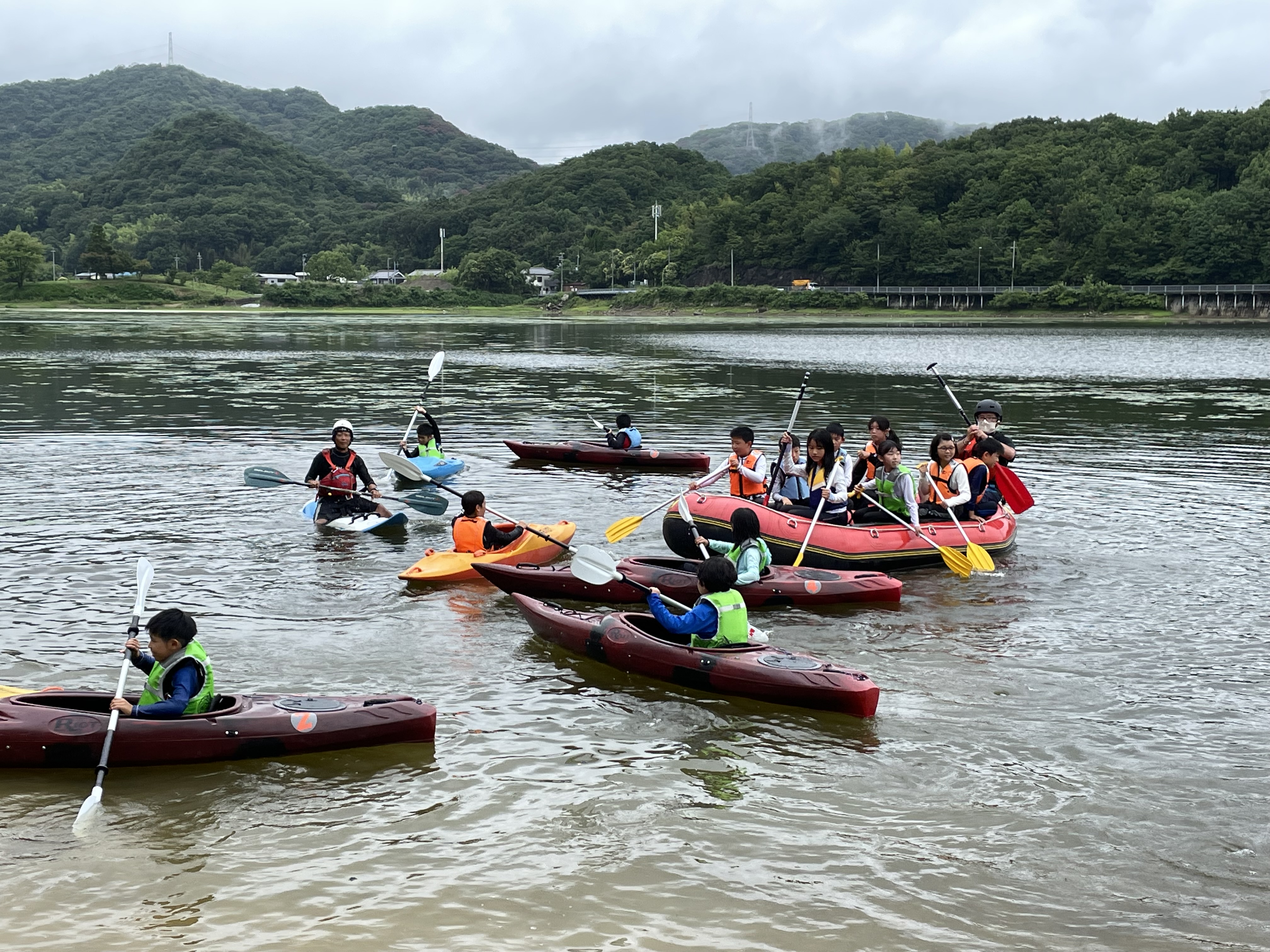 志方西小学校教育プログラム　４年生　カヌー体験