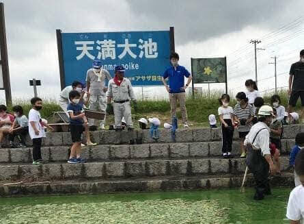 天満東小学校(３年生)アサザの植え付け体験（環境学習）