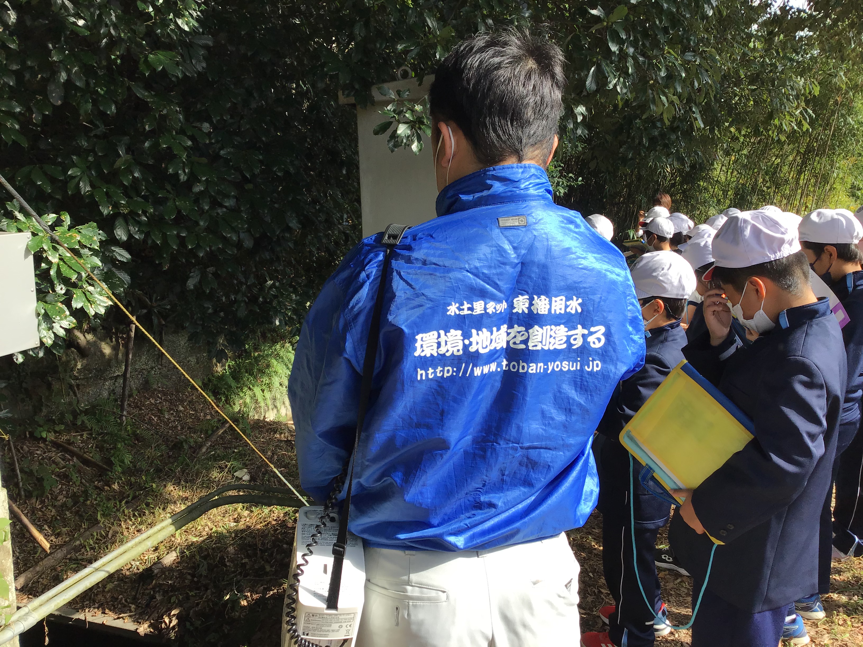 東播用水土地改良区の木村さん(青色ジャンパー)が淡河頭首工の説明をして頂きました。