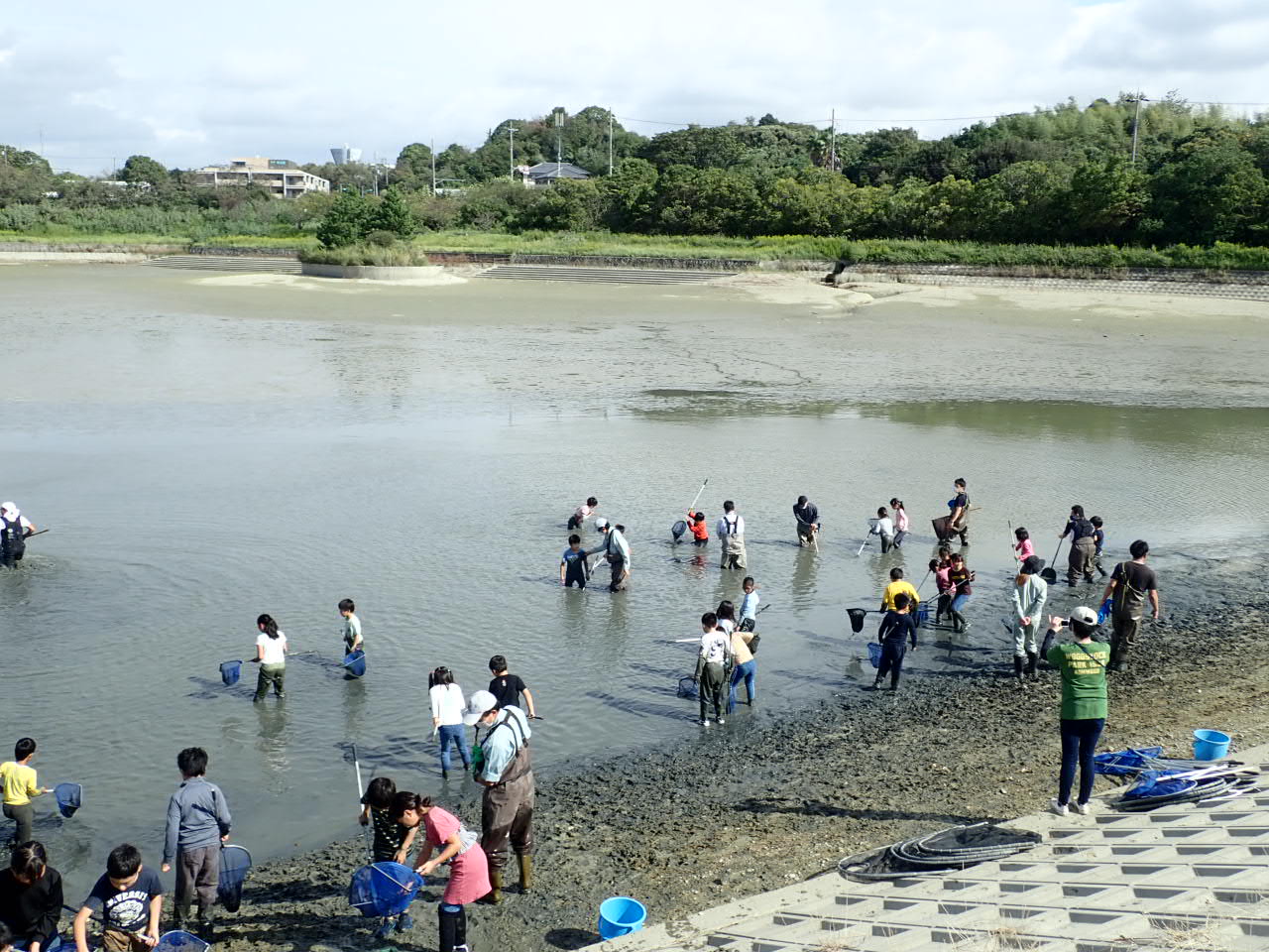 高丘東小学校　３年生　かいぼり