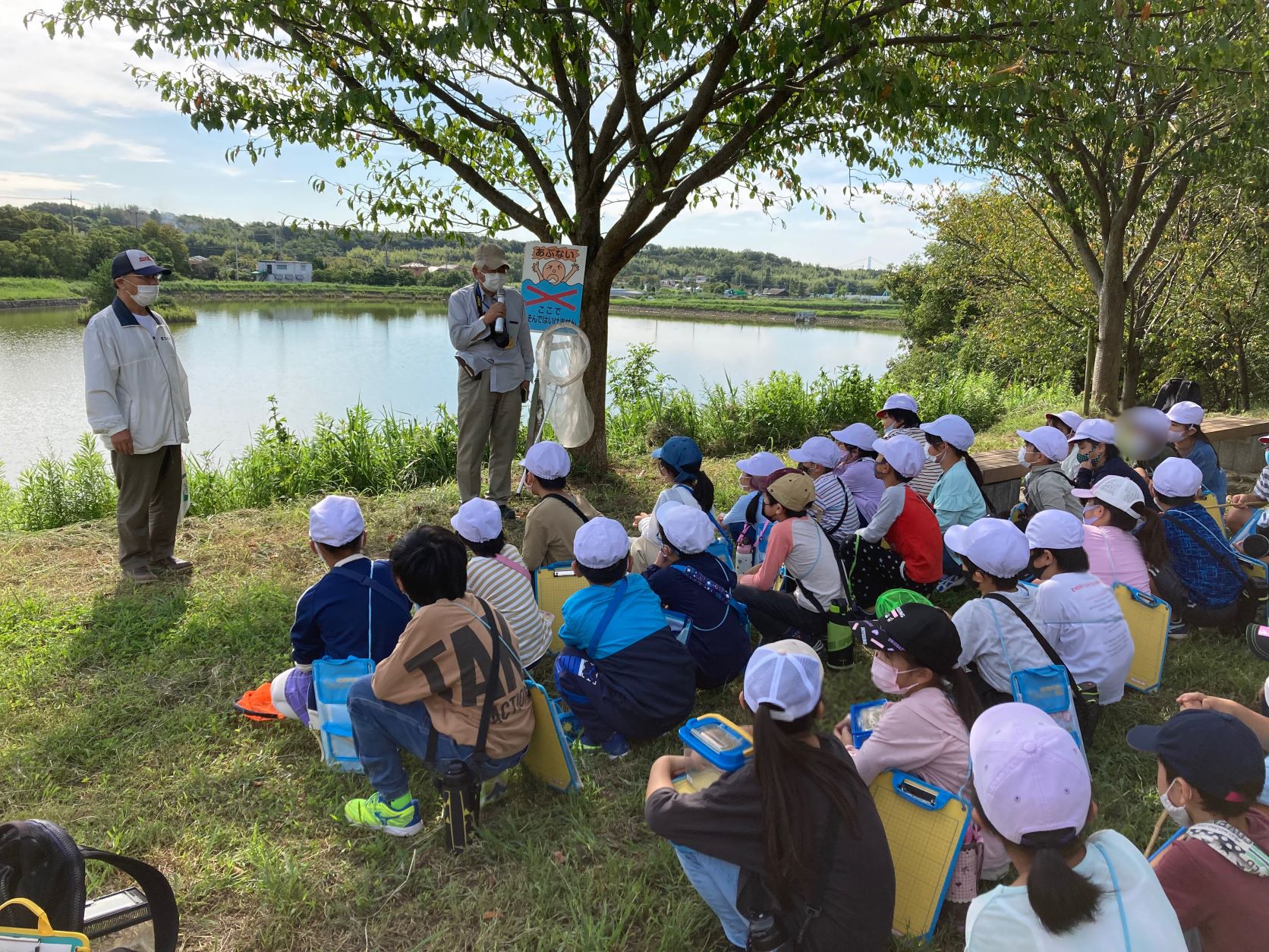 バッタ捕まえたよ！「ため池探検隊 PART2～ため池で探そう、つかまえよう～」高丘東小学校(３年生)