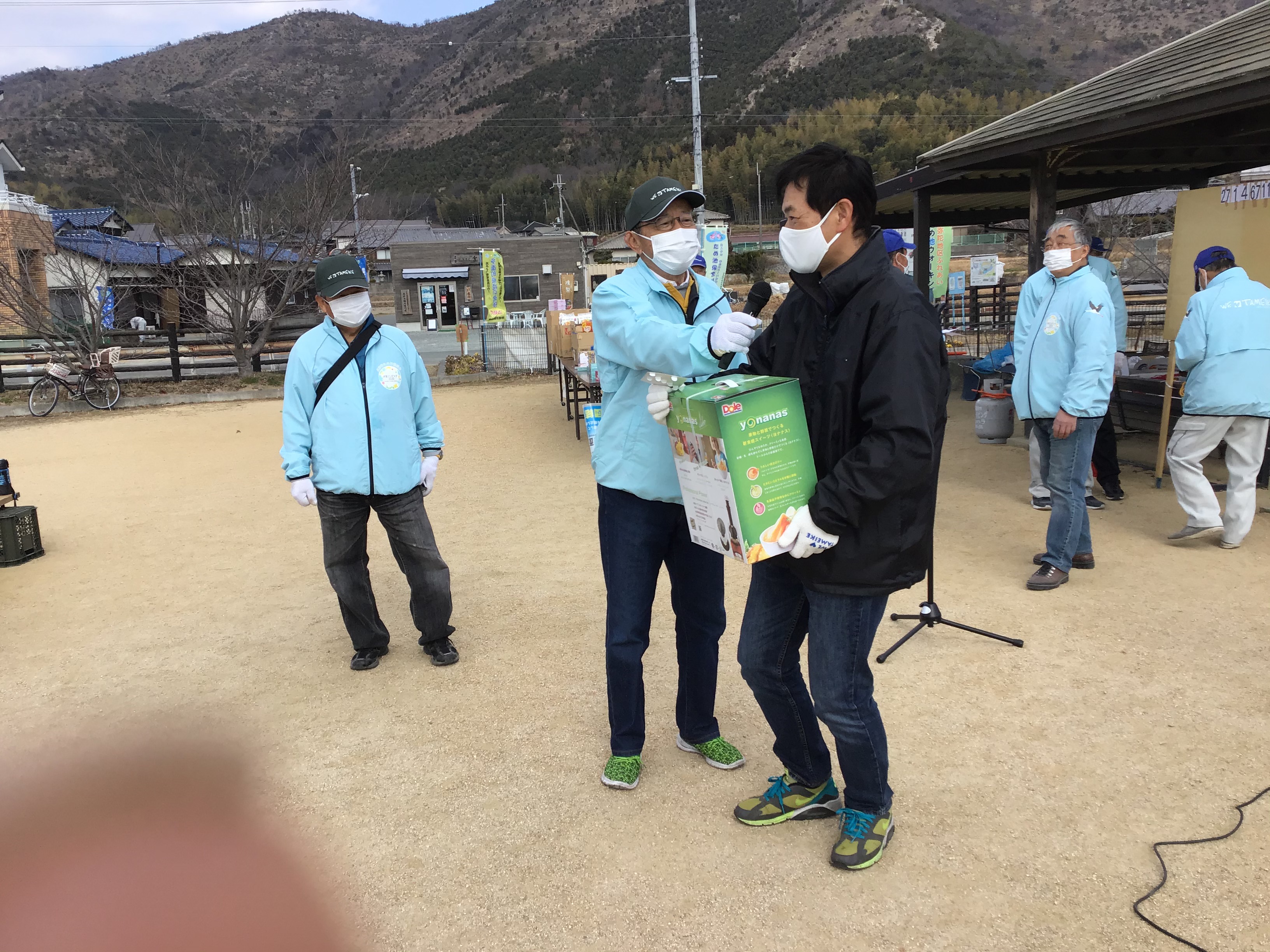 ビンゴ❢❢　一等賞は、東播磨播磨県民局地域振興室水辺地域づくり担当の長谷坂班長が射止めました。スムージー作成機とか。来年は誰が当たりますか。全員色々景品が貰えました。